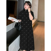 キラキラ輝くビジューロゴデザインのカジュアルAラインワンピース