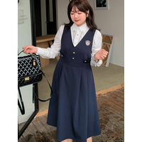 襟ブローチ付きのホワイトシャツとベストジャンパースカートのセット 　大きいサイズレディース