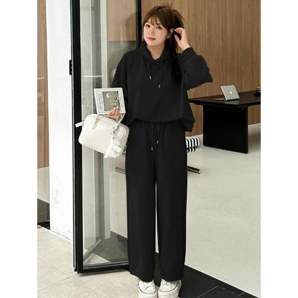 プルオーバーパーカーとワイドパンツの綺麗めスウェットセットアップ