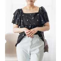 フラワー刺繍ワッフルジャガードフリルブラウス