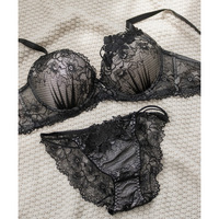 脇高モチーフ付きレースブラジャー＆ショーツセット