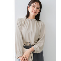 ストレッチパウダーサテンパール調タックネックブラウス（しわになりにくい・速乾・洗濯機OK・UVカット）<大きいサイズ有>
