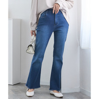 柔らかく動きやすい裾フリンジフレアデニムパンツ（ゆったりヒップ） 大きいサイズ