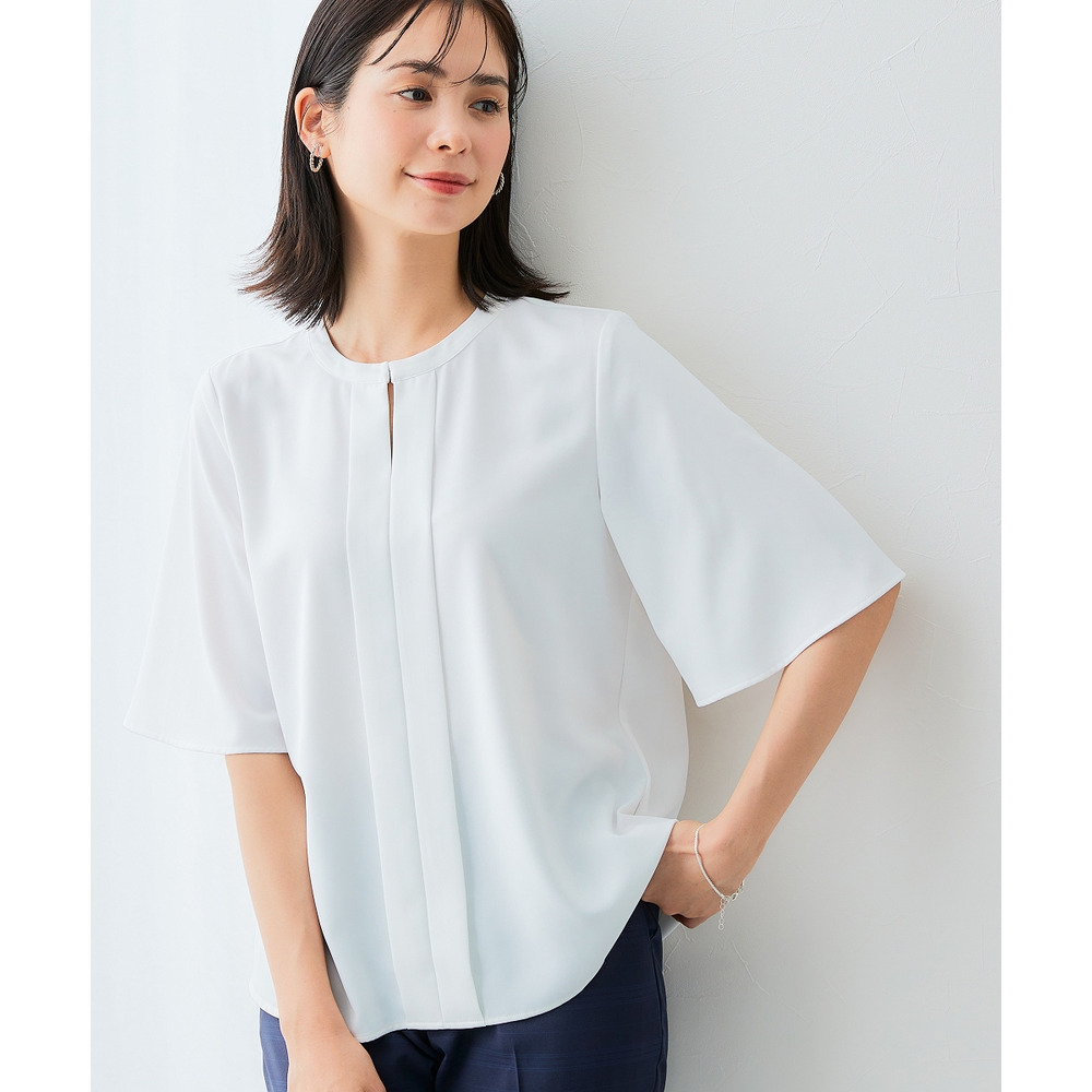 ストレッチパウダーサテンキーネックフレア袖ブラウス(しわになりにくい・速乾・洗濯機OK・UVカット) 大きいサイズ13