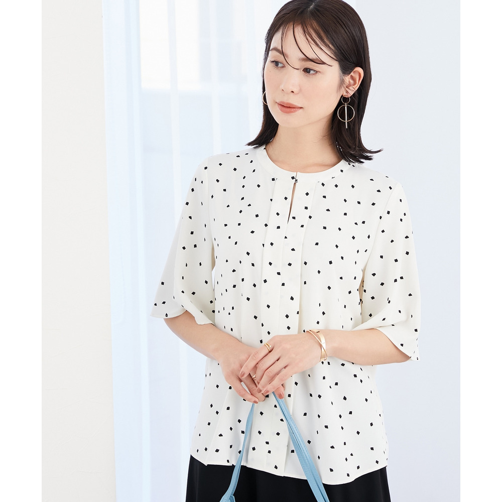 ストレッチパウダーサテンキーネックフレア袖ブラウス(しわになりにくい・速乾・洗濯機OK・UVカット) 大きいサイズ14