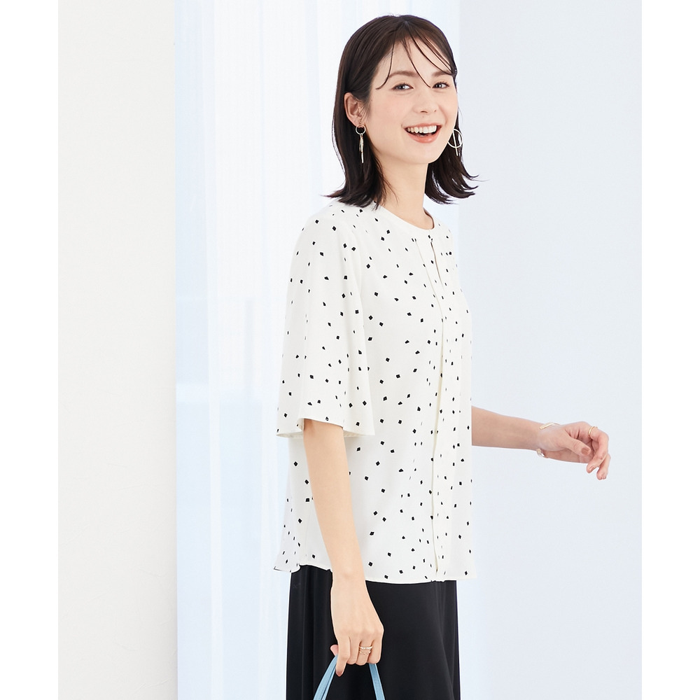 ストレッチパウダーサテンキーネックフレア袖ブラウス(しわになりにくい・速乾・洗濯機OK・UVカット) 大きいサイズ16