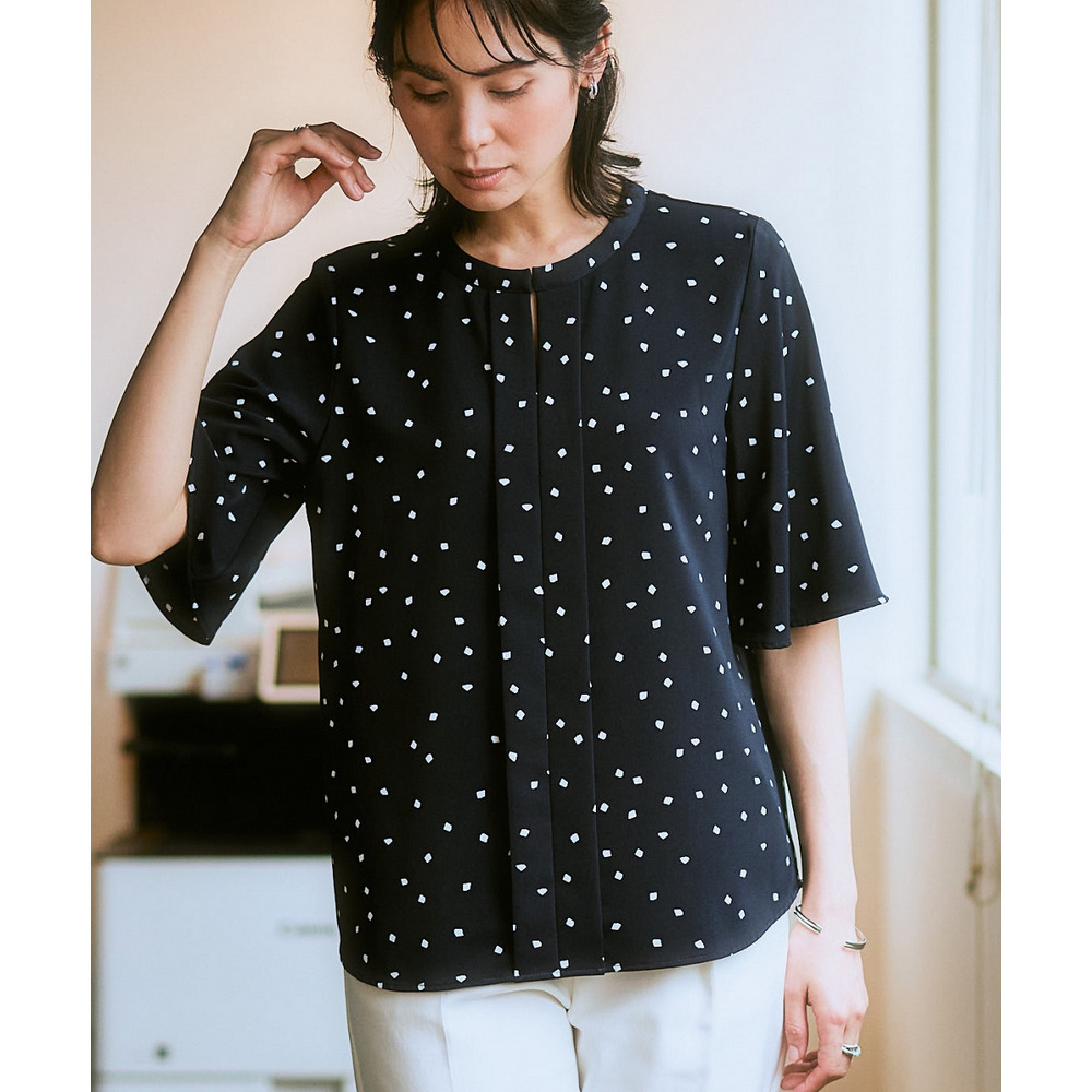 ストレッチパウダーサテンキーネックフレア袖ブラウス(しわになりにくい・速乾・洗濯機OK・UVカット) 大きいサイズ18