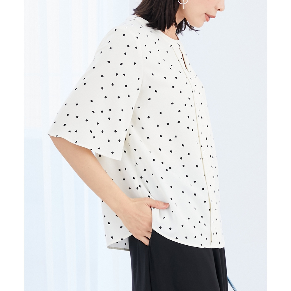 ストレッチパウダーサテンキーネックフレア袖ブラウス(しわになりにくい・速乾・洗濯機OK・UVカット) 大きいサイズ20