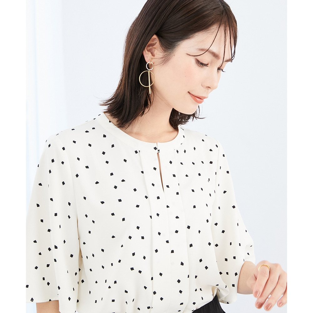 ストレッチパウダーサテンキーネックフレア袖ブラウス(しわになりにくい・速乾・洗濯機OK・UVカット) 大きいサイズ22