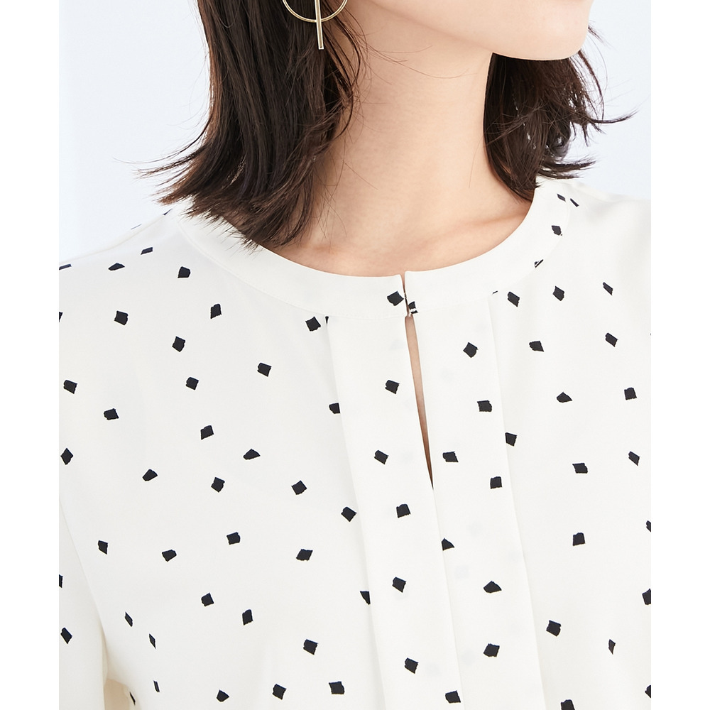 ストレッチパウダーサテンキーネックフレア袖ブラウス(しわになりにくい・速乾・洗濯機OK・UVカット) 大きいサイズ23