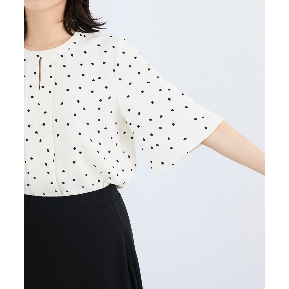 ストレッチパウダーサテンキーネックフレア袖ブラウス(しわになりにくい・速乾・洗濯機OK・UVカット) 大きいサイズ24