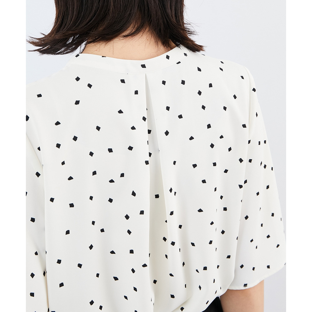 ストレッチパウダーサテンキーネックフレア袖ブラウス(しわになりにくい・速乾・洗濯機OK・UVカット) 大きいサイズ25