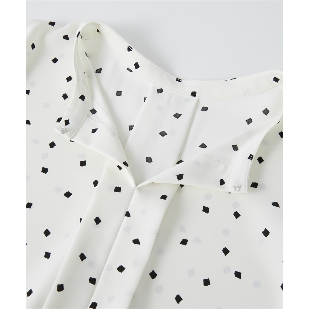 ストレッチパウダーサテンキーネックフレア袖ブラウス(しわになりにくい・速乾・洗濯機OK・UVカット) 大きいサイズ27