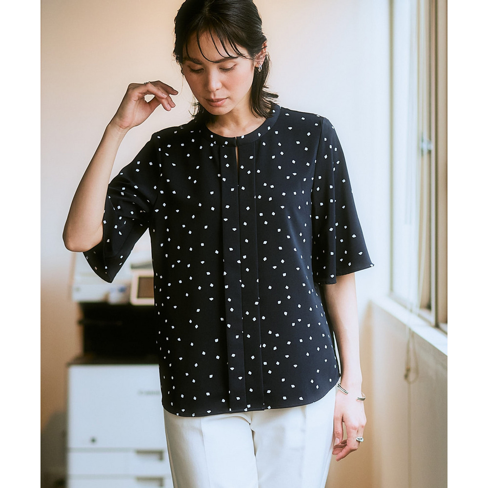 ストレッチパウダーサテンキーネックフレア袖ブラウス(しわになりにくい・速乾・洗濯機OK・UVカット) 大きいサイズ1