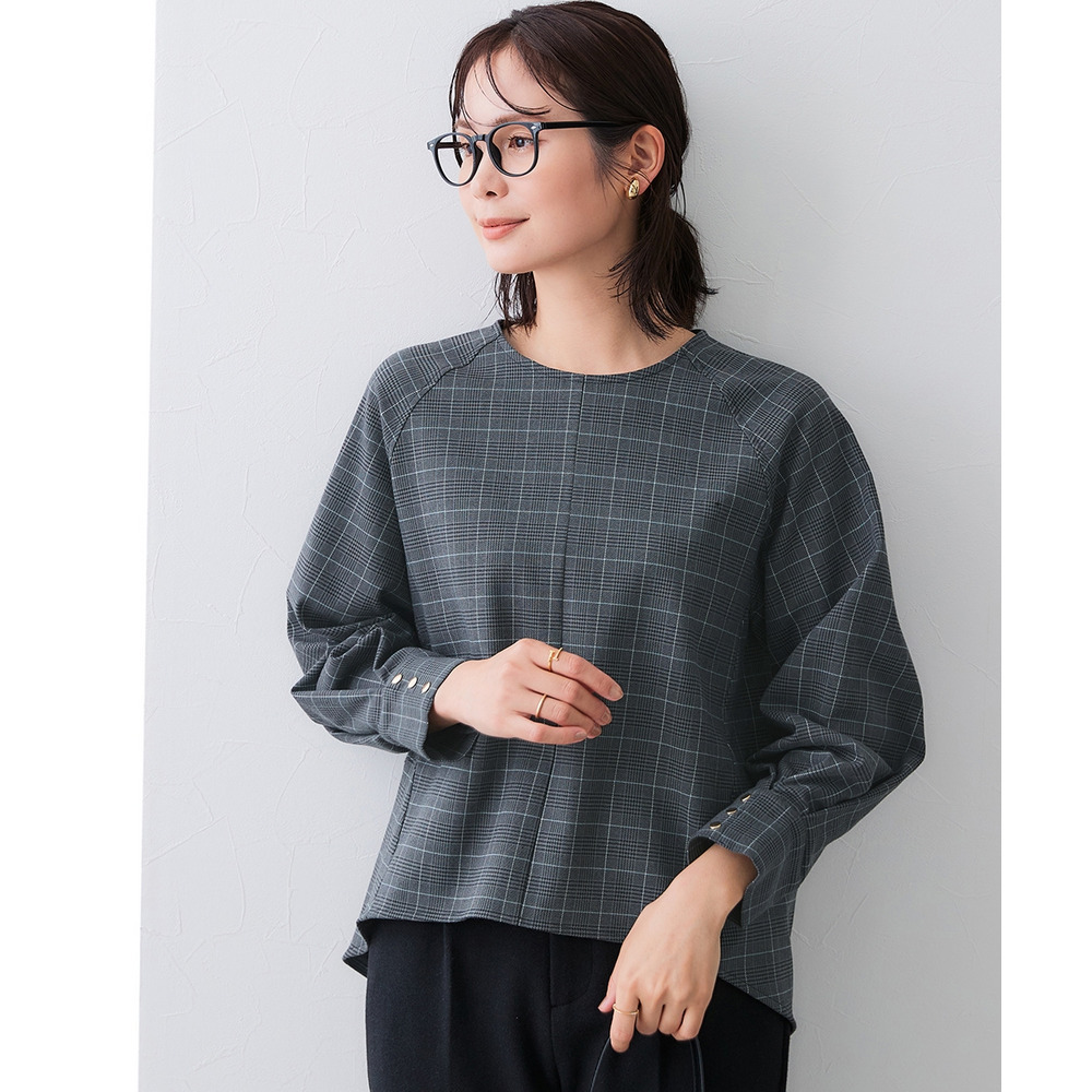 【あったか裏起毛】袖ゴールドボタンプルオーバーブラウス(しわになりにくい・ストレッチ・保温性) 大きいサイズ1