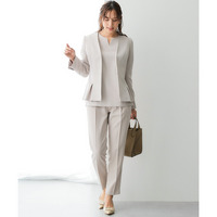 【レディーススーツ】ドビー素材タックノーカラージャケットパンツスーツ3点セット（ジャケット＋七分袖フレア袖ブラウス＋テーパードパンツ） 大きいサイズ