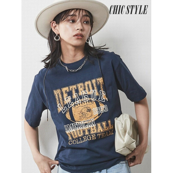 スポーティーテイストのプリントTシャツ。 ■デザイン フットボールプリントのスポーティーなTシャツ。 ややコンパクトでジャケットのインナーにも合わせやすいサイズ感に仕上げた、大人カジュアルスタイルにピ