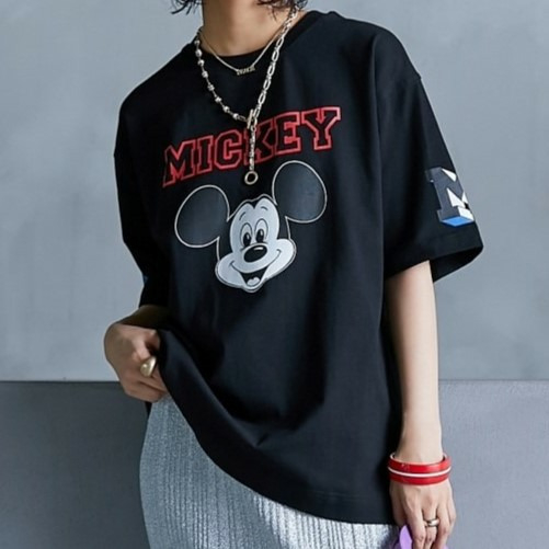 大人気!レトロ風なミッキーTシャツが登場。 ■デザイン 存在感たっぷりの大きいミッキープリントと右袖にはミッキーワッペンのようなプリント。 左袖にはミッキーのMのプリントを施し、左脇にはミッキーのハン
