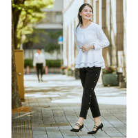 【入学式・卒業式・フォーマル】カットジョーゼットペプラムブラウス+パール調ボタンデザインテーパードパンツセットアップ 大きいサイズ　Callarus