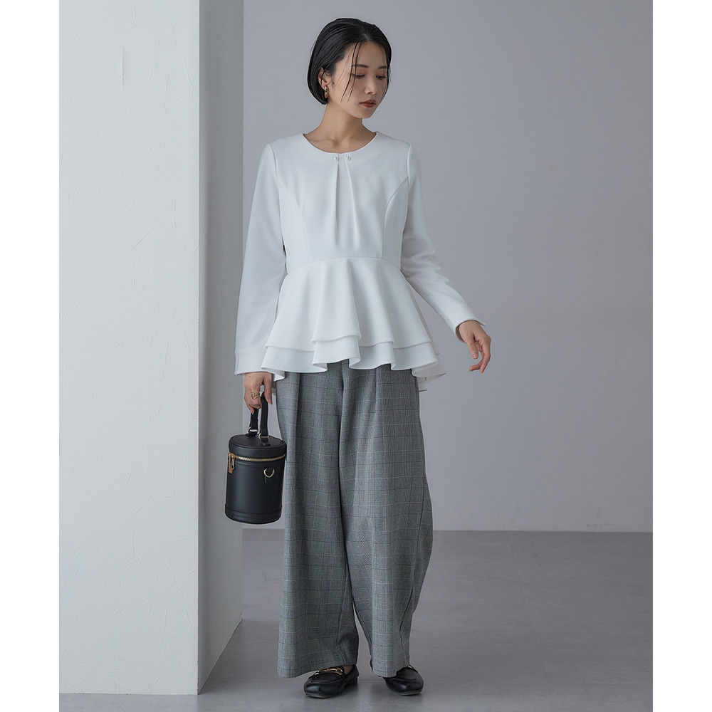 【入学式・卒業式・フォーマル】カットジョーゼットペプラムブラウス+パール調ボタンデザインテーパードパンツセットアップ 大きいサイズ Callarus15