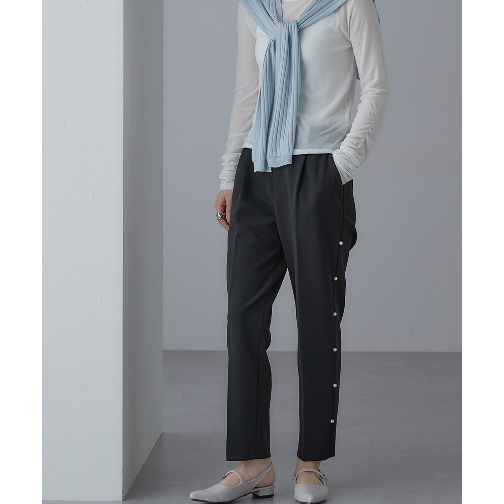 【入学式・卒業式・フォーマル】カットジョーゼットペプラムブラウス+パール調ボタンデザインテーパードパンツセットアップ 大きいサイズ Callarus18