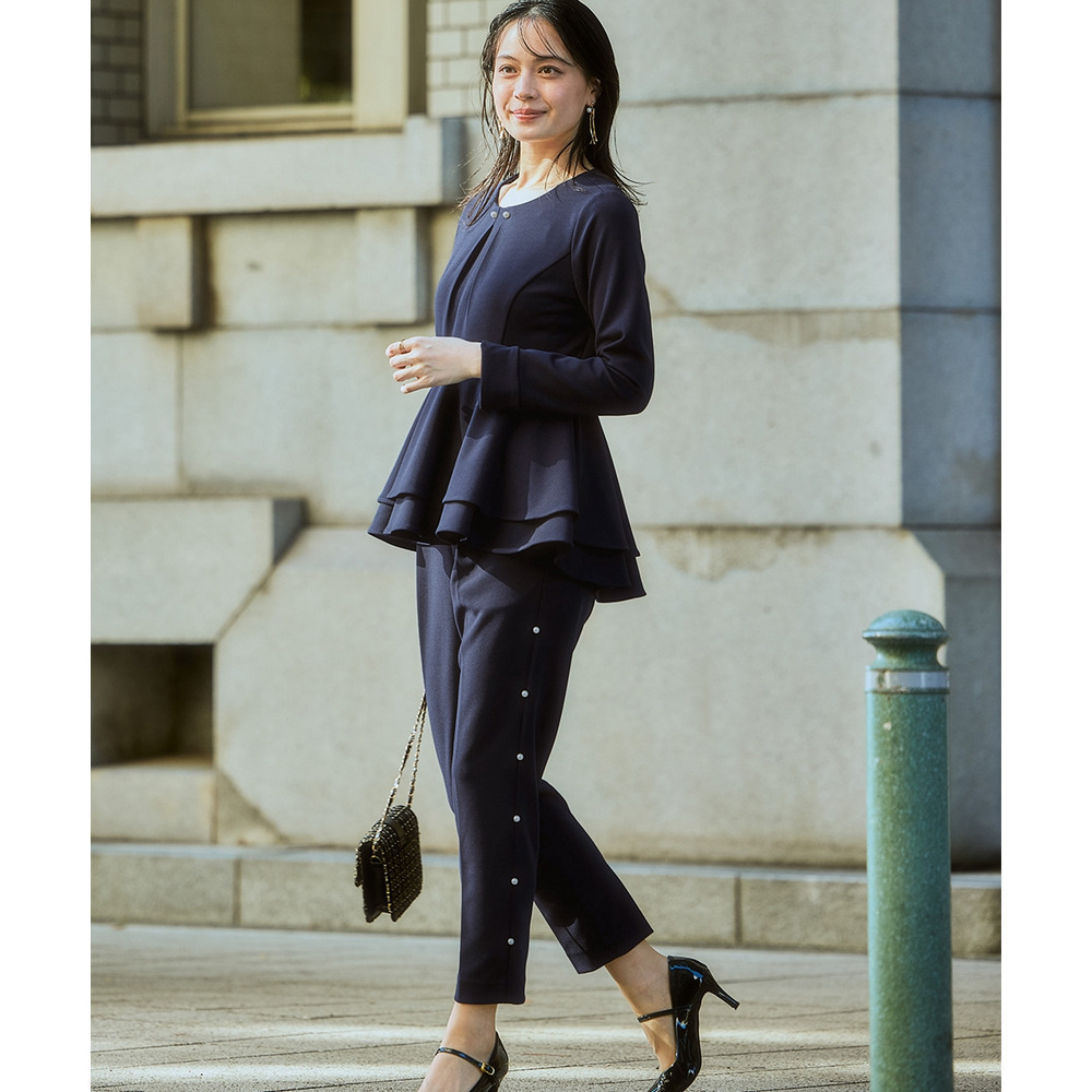 【入学式・卒業式・フォーマル】カットジョーゼットペプラムブラウス+パール調ボタンデザインテーパードパンツセットアップ 大きいサイズ Callarus1