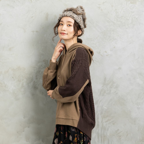 【sab street my standard】(サブストリートマイスタンダード) 袖と後ろ身頃のニット切り替えが可愛い、温もりのある裏毛コンビパーカー。 カジュアルになりがちなパーカーですが背中、袖
