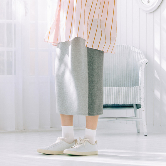 【sab street my standard】(サブストリートマイスタンダード) 全体に散りばめられたラメが華やかなIラインスカート。 派手すぎず程よいラメ感が合わせるだけで女性らしく、コーディネー