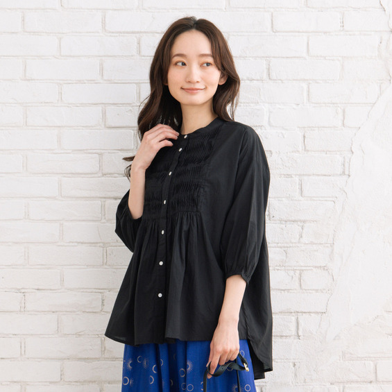 【sab street my standard】(サブストリートマイスタンダード) 胸元の細やかなピンタックが、上品で繊細な印象を与えるブラウス。 シンプルなデザインながらも、ねじれたようなピンタック