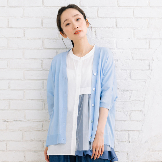 【sab street my standard】(サブストリートマイスタンダード) 繊細なラメが上品な輝きが目を惹くVネックシアーラメカーディガン。 いつものコーデにさりげない華やかさのあるコーデに。