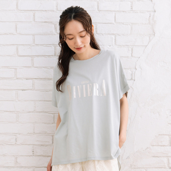 【sab street my standard】(サブストリートマイスタンダード) 滑らかな肌触りのシルケット素材に、箔プリントのロゴがさりげなく輝くTシャツ。 カジュアルながらも上品な印象で、ワンラ