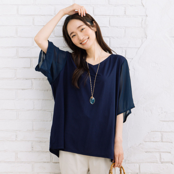 【sab street my standard】(サブストリートマイスタンダード) シフォン素材のふんわり袖が女性らしさを引き立てる、異素材切り替えのブラウス。 身頃はさらっとしたカットソー地で着心地