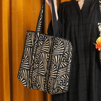 INDESIGN 幾何柄ステッチバッグ