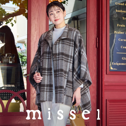 様々なシーンに合わせてセレクトできるトータルコーディネイトブランド。 <br>アクティブなライフスタイルを楽しむＬサイズミセスに、エレガントかつ旬なスタイリングをご提案します。