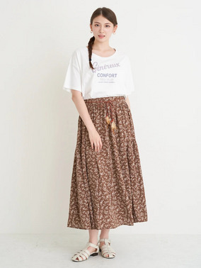 ボヘミアン風花柄スカートのシンプル毎日コーデ