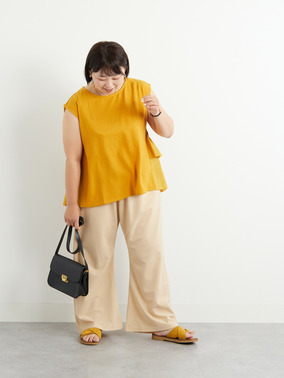 ゆったりキレイなバックティアードヘムノースリーブコーデ