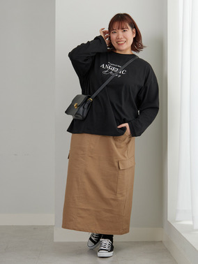  なめらか心地 ロゴプリント Tシャツコーデ