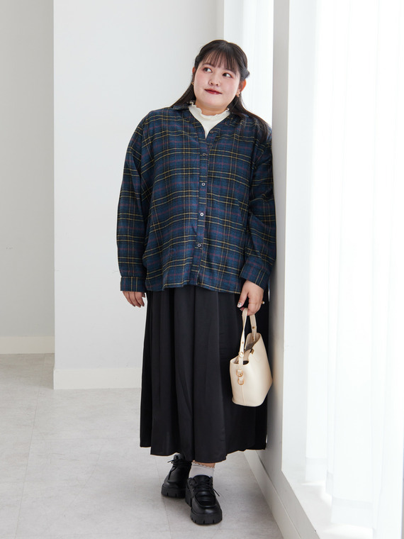 チェックシャツ×艶感サテンスカートで作る上品スタイルコーデ