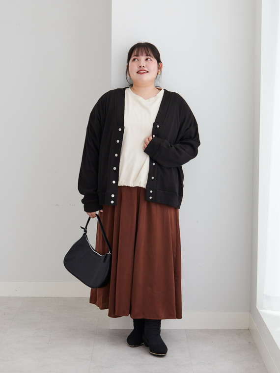 ゆるカーディガンで仕上げるレイヤードコーデ