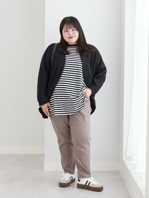 黒ドルマンとボーダーTのきれいめカジュアルコーデ