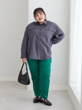 モカチャコールシャツとグリーンパンツで魅せる大人カジュアルコーデ