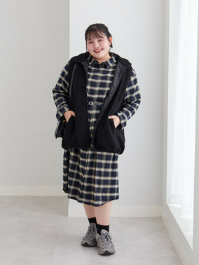 ボアベストで仕上げるチェックワンピースの季節感コーデ