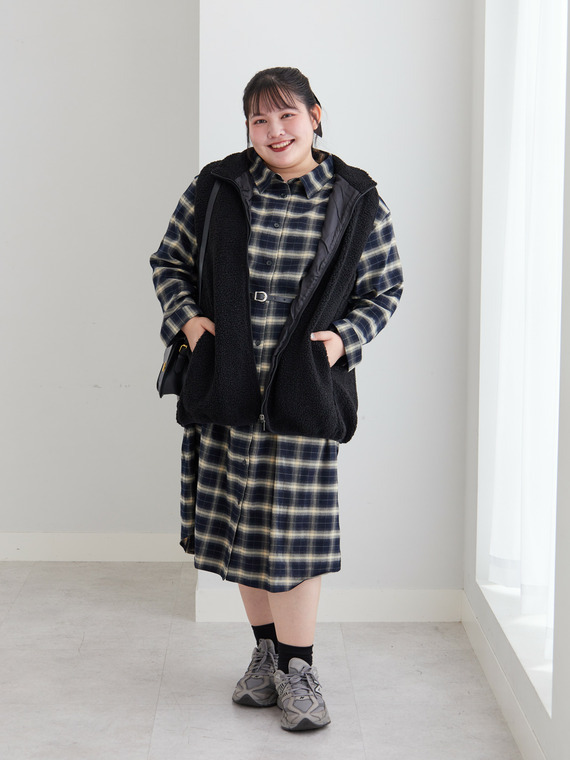 ボアベストで仕上げるチェックワンピースの季節感コーデ