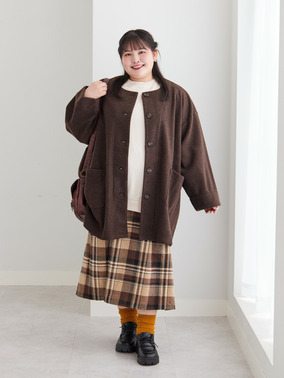 ブラウンジャケットとチェックスカートのレイヤードコーデ