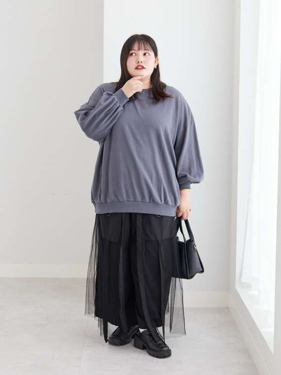 ゆるトップスとチュールワイドパンツの旬バランスコーデ