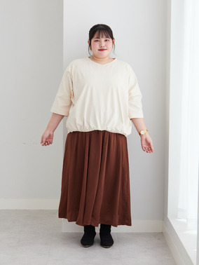 アイボリートップスとブラウンサテンスカートの大人フェミニンコーデ