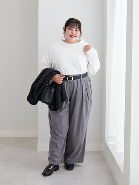 ベーシックロンT×タック入りパンツのシンプルコーデ