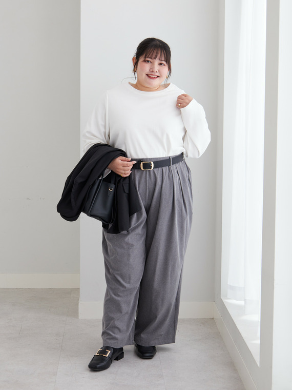 ベーシックロンT×タック入りパンツのシンプルコーデ