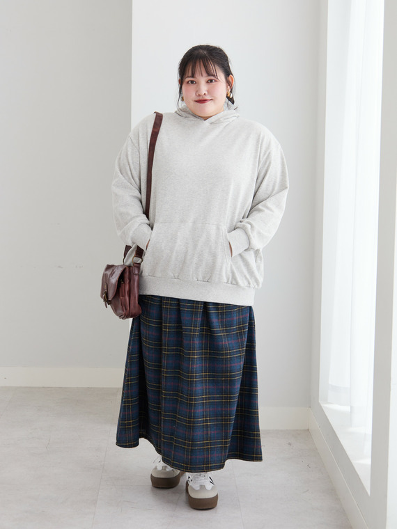 杢グレーパーカーとネイビーチェックスカートのカジュアルコーデ