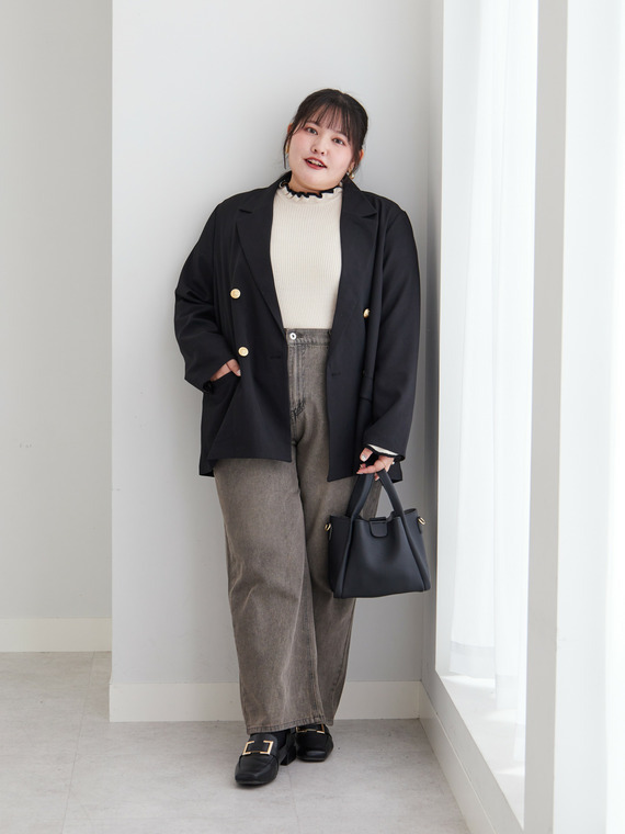 ゴールドボタンが映える黒ジャケットのマニッシュコーデ